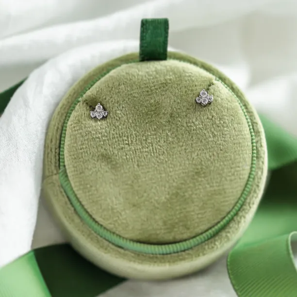 Minimalistické zlaté náušnice s diamanty v cluster stylu STEPH Image