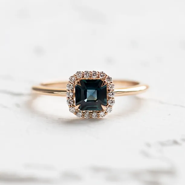 Originální zásnubní prsten s teal asscher safírem a diamanty AUBREY Image