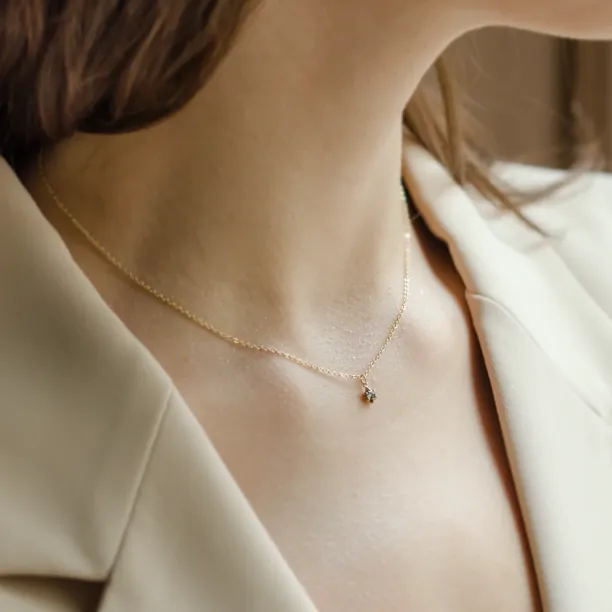 Decentní zlatý přívěsek se salt and pepper diamantem CADIE Image