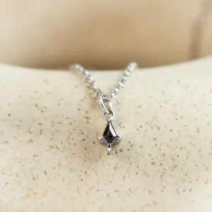 Minimalistický přívěsek s kite salt and pepper diamantem ARI