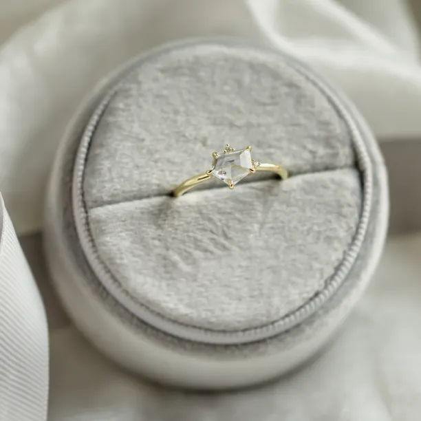 Netradiční zásnubní prsten s bílým safírem v atypickém tvaru MARIAH Image