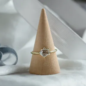 Netradiční zásnubní prsten s bílým safírem v atypickém tvaru MARIAH Thumbnail