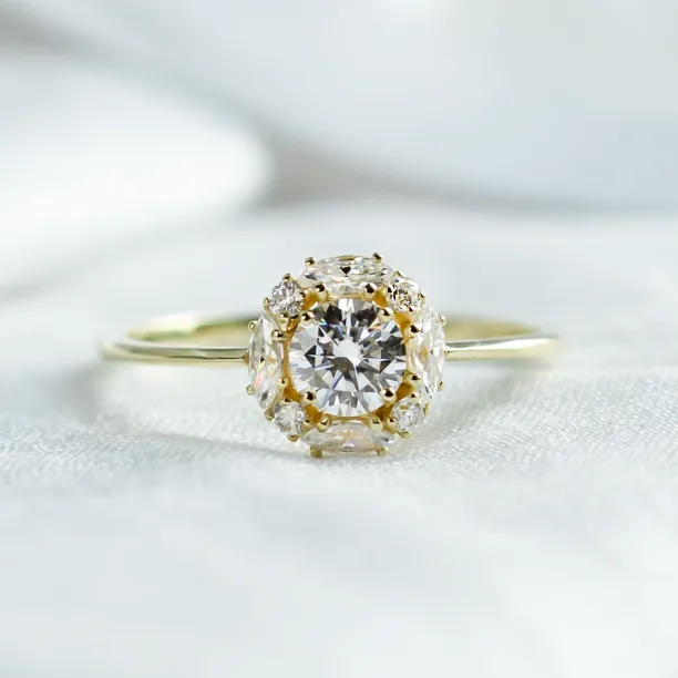 Romantic halo moissanite engagement ring ÉDITH Image