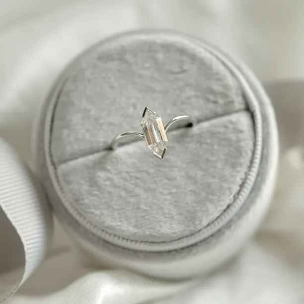 Netradiční geometrický prsten s hexagon moissanitem ANYA Image