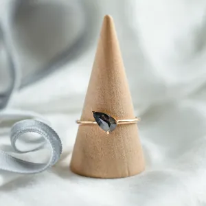 Originální zásnubní prsten s asymetrickým pear salt and pepper diamantem ALIA Thumbnail