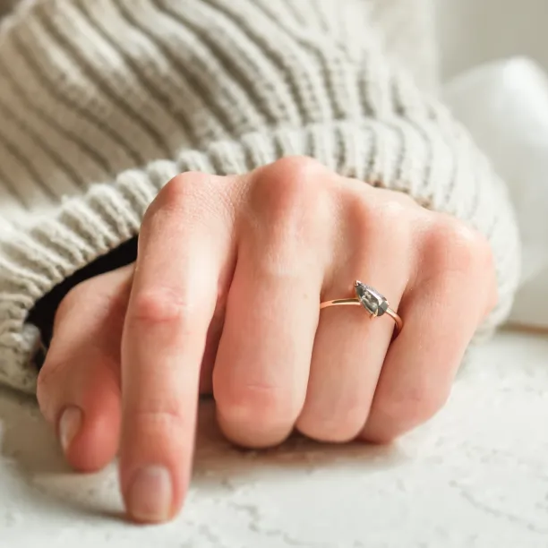 Originální zásnubní prsten s asymetrickým pear salt and pepper diamantem ALIA Image