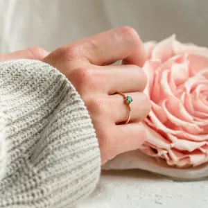 Zásnubní prsten se smaragdem a bočními diamanty AVA Thumbnail