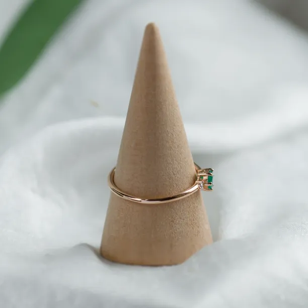 Zásnubní prsten se smaragdem a bočními diamanty AVA Image