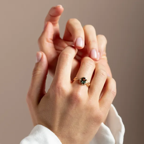 Unique vintage gold ring with green sapphire and diamonds BAROQUE Image