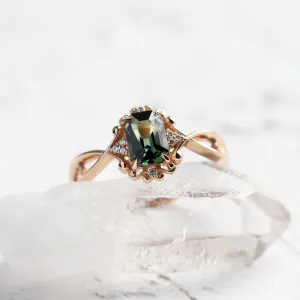Unique vintage gold ring with green sapphire and diamonds BAROQUE Thumbnail