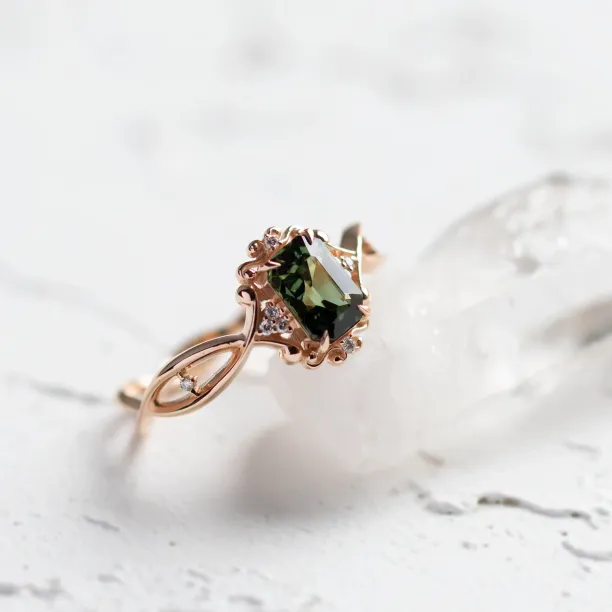 Unique vintage gold ring with green sapphire and diamonds BAROQUE Image