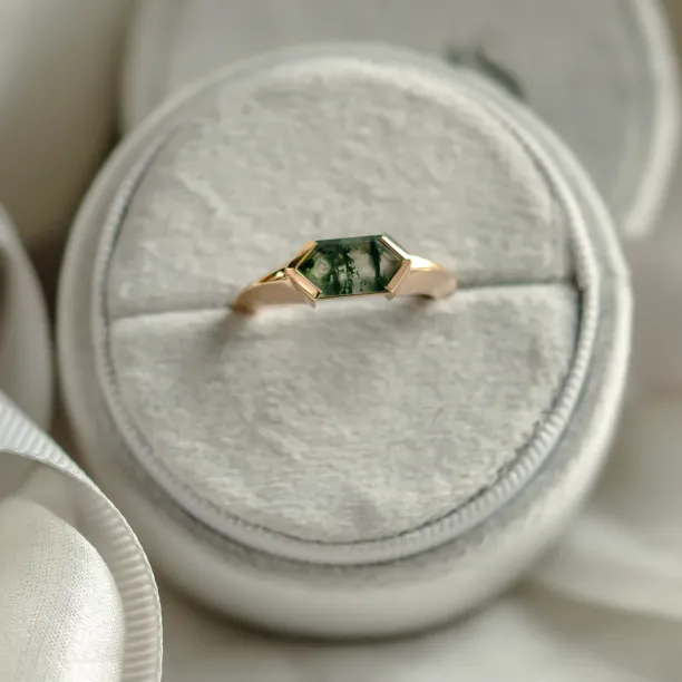 Originální prsten s trendy masivní obroučkou a mechovým achátem ve tvaru hexagonu SEI Image