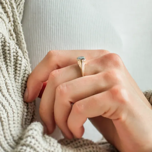 Originální prsten s trendy masivní obroučkou a mechovým achátem ve tvaru hexagonu SEI Image