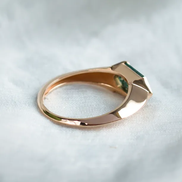 Originální prsten s trendy masivní obroučkou a mechovým achátem ve tvaru hexagonu SEI Image