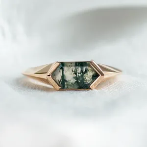 Original east west ring with trendy solid bezel and hexagonal moss agate SEI