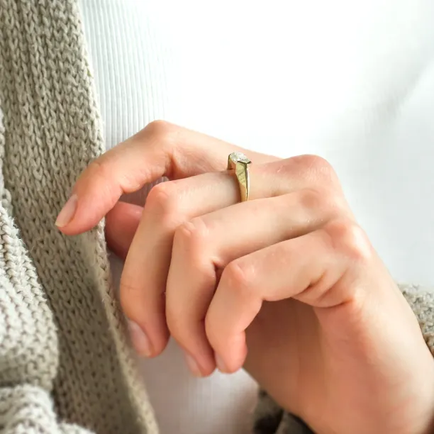 Originální prsten s masivní obroučkou a hexagon moissanitem ARA Image