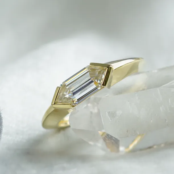 Originální prsten s masivní obroučkou a hexagon moissanitem ARA Image