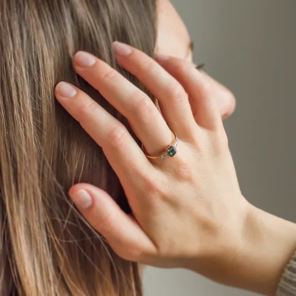 Vintage zásnubní prsten s emerald safírem a baguette trapéz moissanity JENNA Image