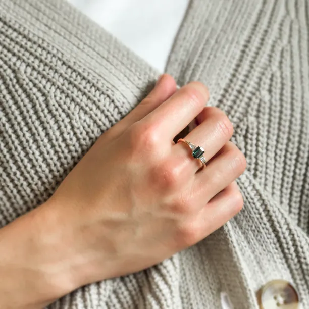 Vintage zásnubní prsten s emerald safírem a baguette trapéz moissanity JENNA Image