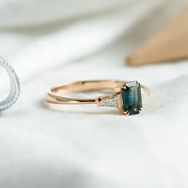 Vintage zásnubní prsten s emerald safírem a baguette trapéz moissanity JENNA Image