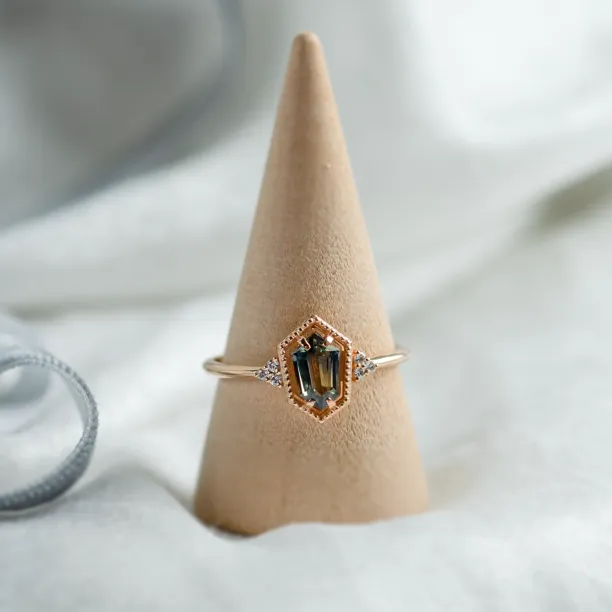 Gold vintage ring with hexagon sapphire and diamonds MAISY Image