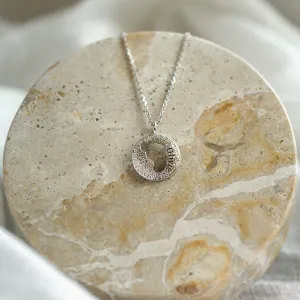 Zlatý náhrdelník s motivem nožičky a netradičním povrchem  LEE Thumbnail