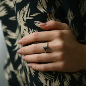 Netradiční zásnubní prsten se salt and pepper diamantem ERISIA Thumbnail