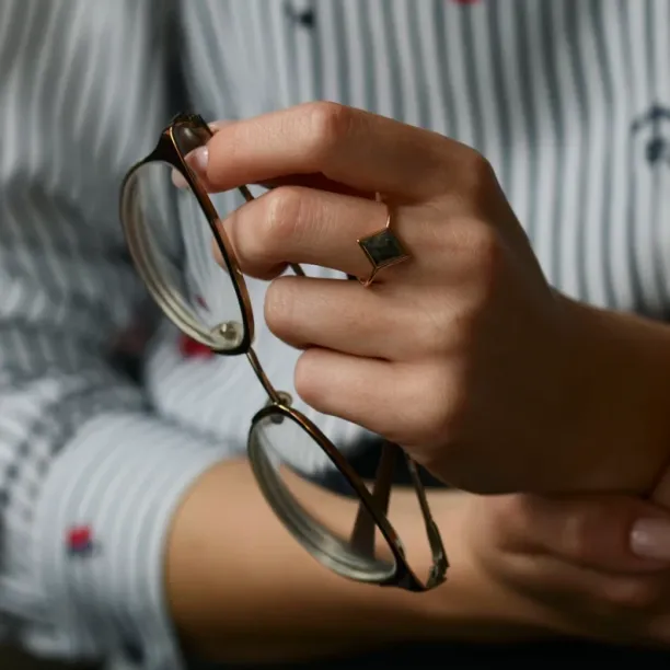 Netradiční zásnubní prsten se salt and pepper diamantem ERISIA Image