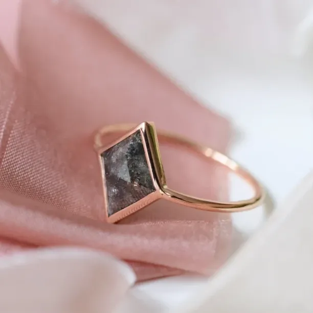 Netradiční zásnubní prsten se salt and pepper diamantem ERISIA Image