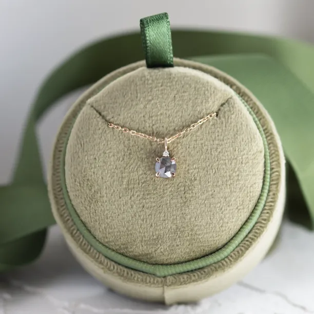 Zlatý přívěsek s klasickým a salt and pepper diamantem SPARK Image