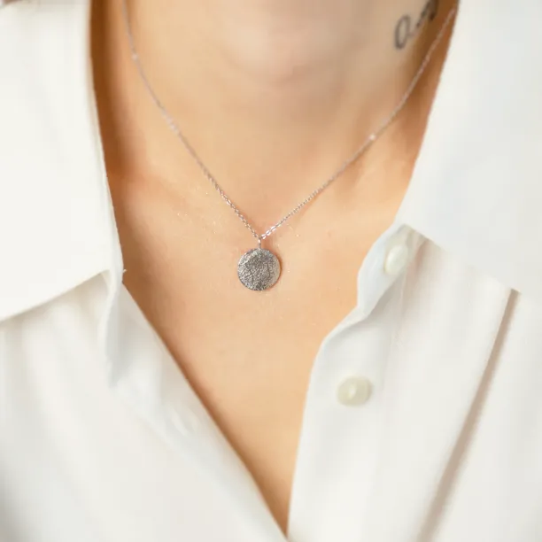 Zlatý náhrdelník se znamením zvěrokruhu a netradičním povrchem NALA Image