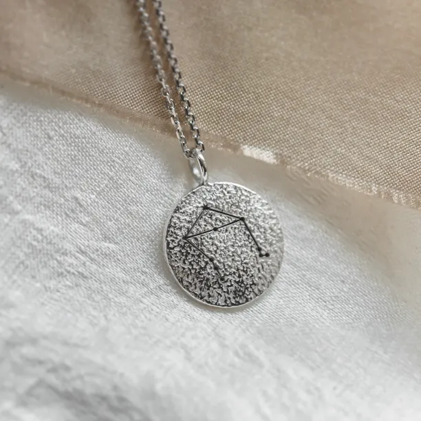 Zlatý náhrdelník se znamením zvěrokruhu a netradičním povrchem NALA Image