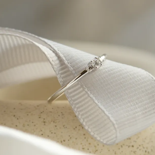 Minimalist ring with diamonds HANNAH Image