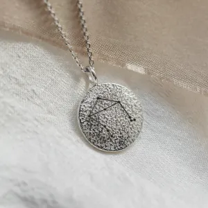 Zlatý náhrdelník se znamením zvěrokruhu a netradičním povrchem NALA