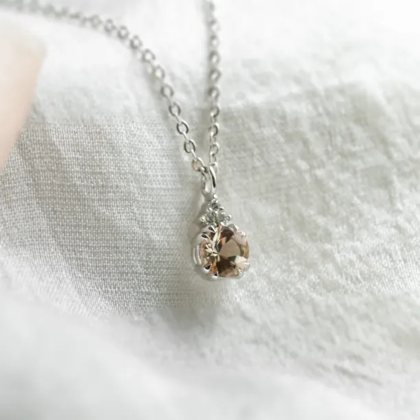 Delicate gold necklace with morganite and side diamonds FEMINA Image