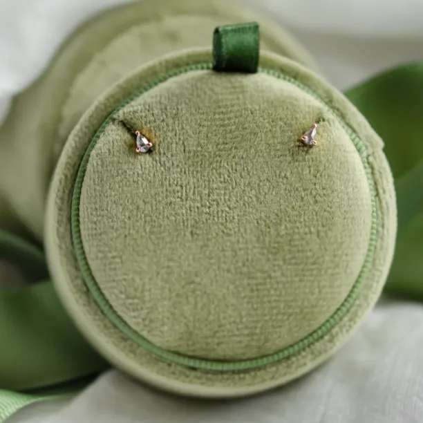 Minimalistické zlaté náušnice s pear salt and pepper diamanty NADINE Image