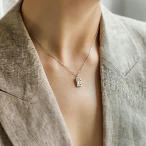 Originální přívěsek s perforací a diamanty LIZ Image