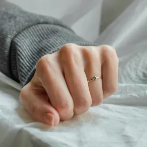 Minimalistický zásnubní prsten se salt and pepper diamantem v bezel stylu FLAIR Thumbnail