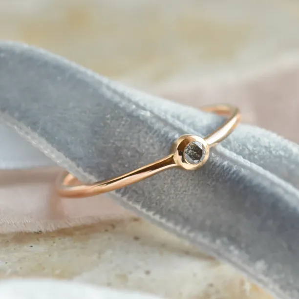 Minimalistický zásnubní prsten se salt and pepper diamantem v bezel stylu FLAIR Image