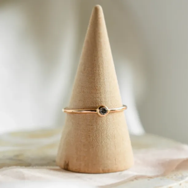 Minimalistický zásnubní prsten se salt and pepper diamantem v bezel stylu FLAIR Image