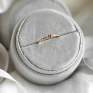 Minimalistický zásnubní prsten se salt and pepper diamantem v bezel stylu FLAIR Thumbnail