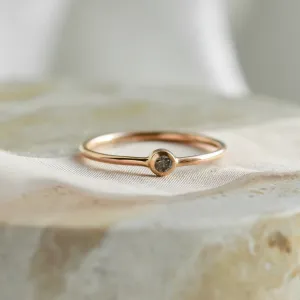 Minimalistický zásnubní prsten se salt and pepper diamantem v bezel stylu FLAIR Thumbnail