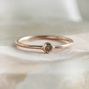 Minimalistický zásnubní prsten se salt and pepper diamantem v bezel stylu FLAIR Thumbnail