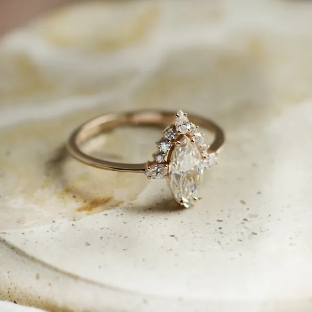 Luxusní zásnubní prsten s markýz moissanitem a bočními moissanity ANNIE Image