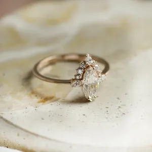 Luxusní zásnubní prsten s markýz moissanitem a bočními moissanity ANNIE Thumbnail