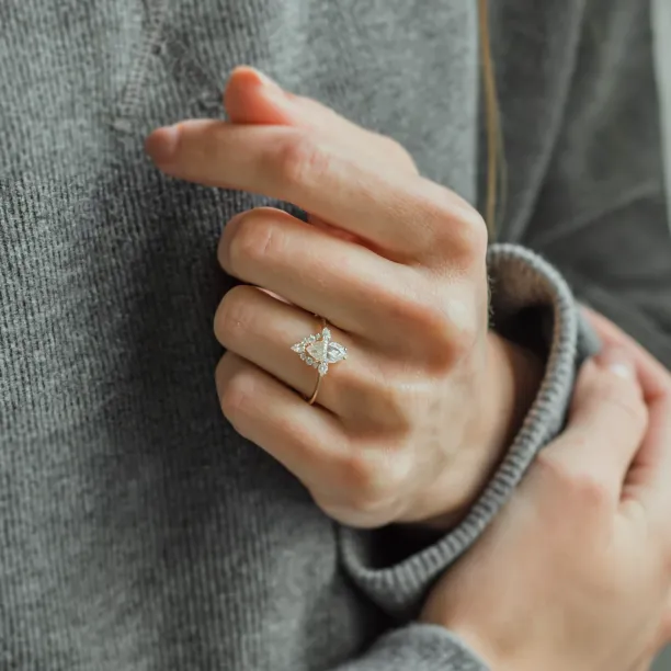 Luxusní zásnubní prsten s markýz moissanitem a bočními moissanity ANNIE Image