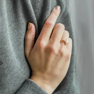 Luxusní zásnubní prsten s markýz moissanitem a bočními moissanity ANNIE Thumbnail