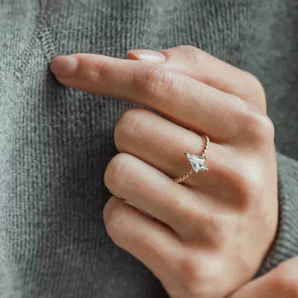 Zásnubní prsten s kuličkovou obroučkou a kite moissanitem BREEZE Image