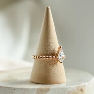 Zásnubní prsten s kuličkovou obroučkou a kite moissanitem BREEZE Thumbnail