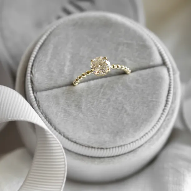 Zásnubní kuličkový prsten s kulatým moissanitem LESLIE Image